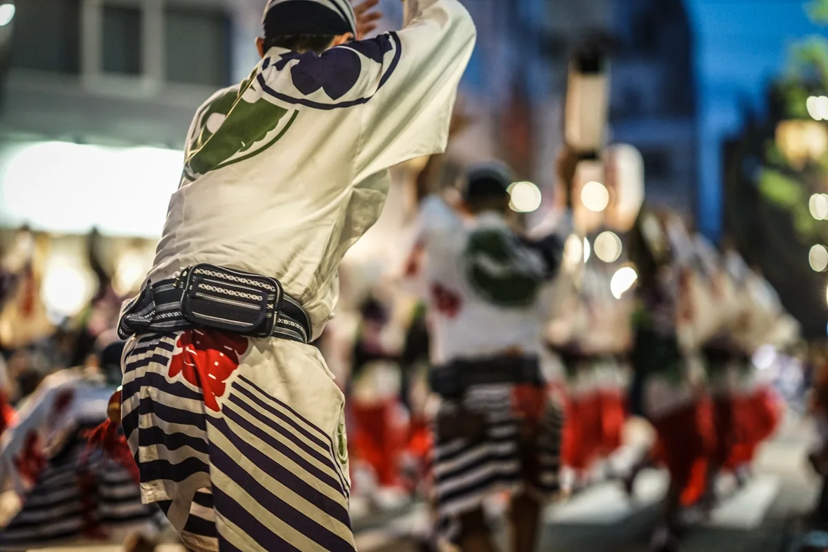動きのある阿波踊りの踊り手