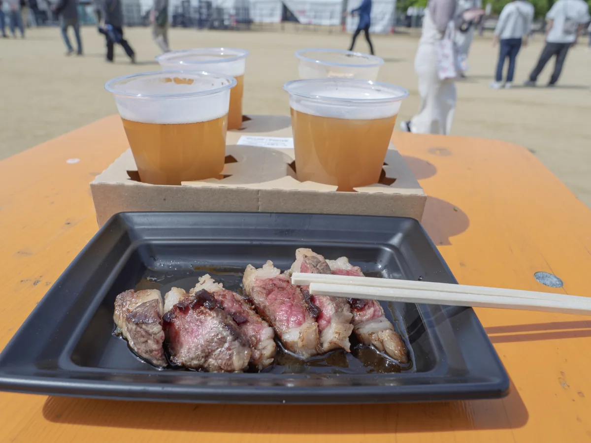 複数のビールと料理を並べたイメージ