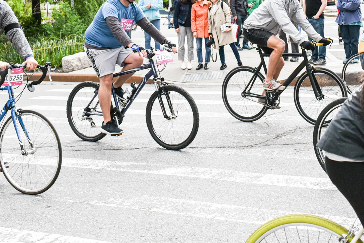 道路を集団で走る自転車レースのイメージ
