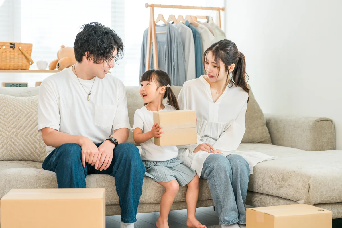 引っ越しの荷造りをする家族