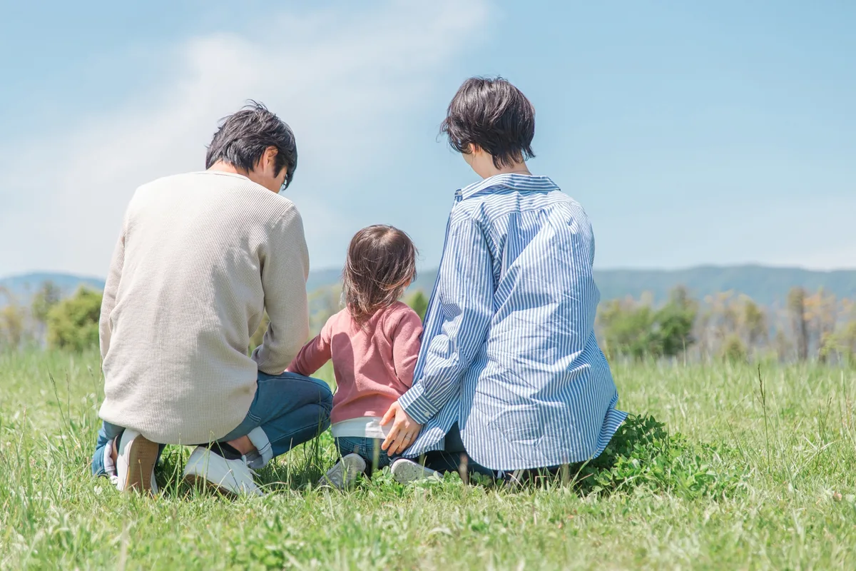 子どもと歩く家族の後ろ姿