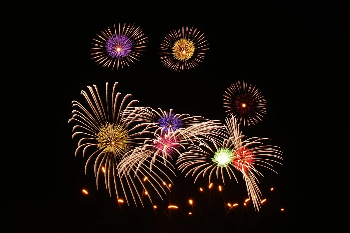 夜空に複数の花火が広がるイメージ