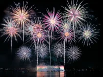 夜空に複数の花火が打ち上がるイメージ