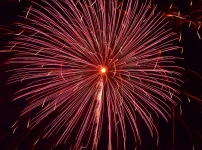 夜空いっぱいに赤く広がる大玉花火のイメージ