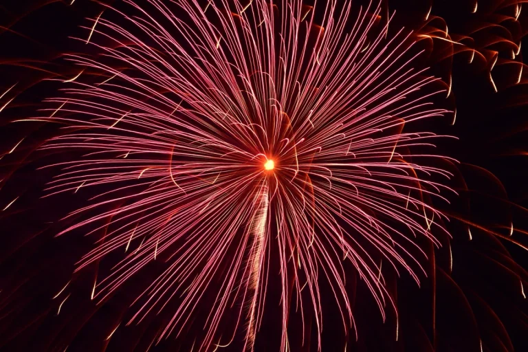 夜空いっぱいに赤く広がる大玉花火のイメージ