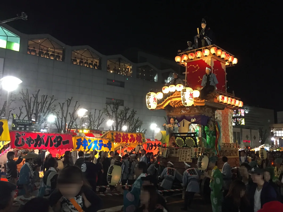 夜の川越まつりを見物する観客の過去写真