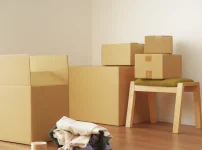 引っ越し先の部屋に積まれた段ボール箱