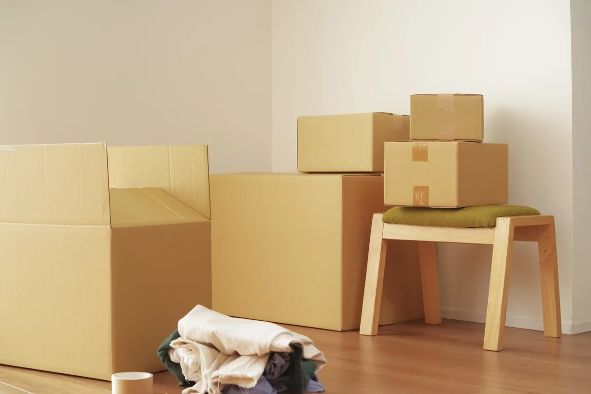 引っ越し先の部屋に積まれた段ボール箱