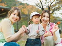 保育士に付き添われて散歩する園児たち