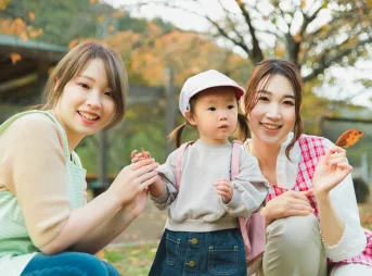 保育士に付き添われて散歩する園児たち