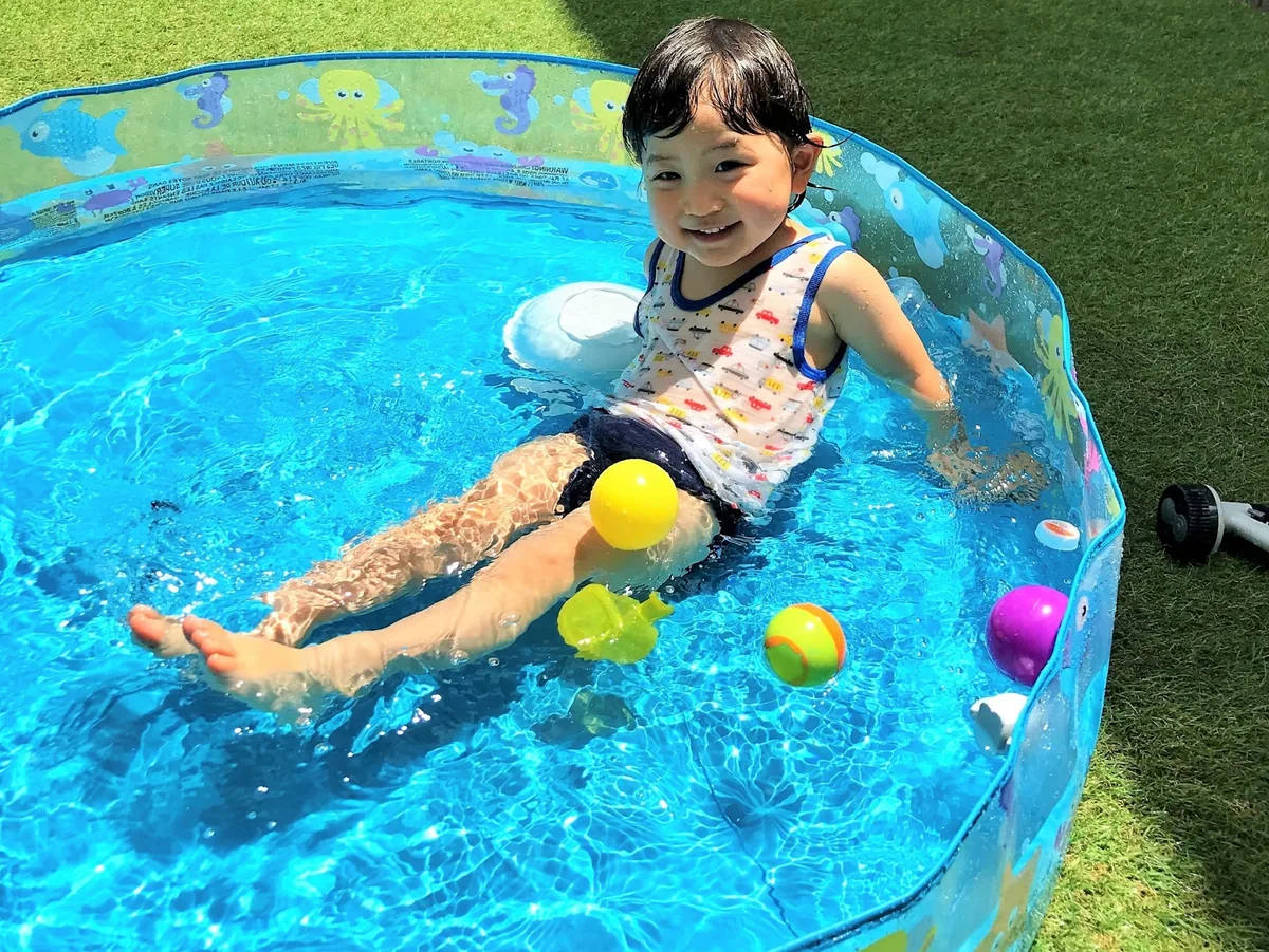 子どもがプールで水遊びをするイメージ（東京サマーランドの現地写真ではありません）