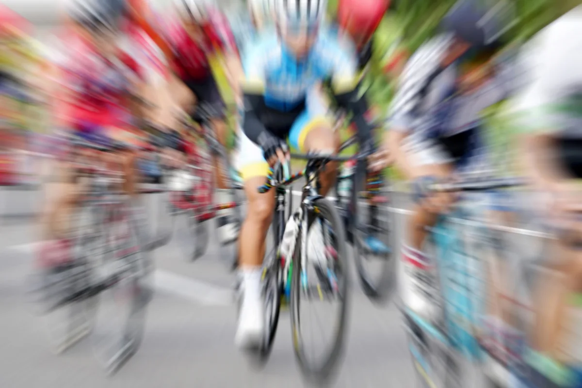 スピード感のあるロードレース選手のイメージ