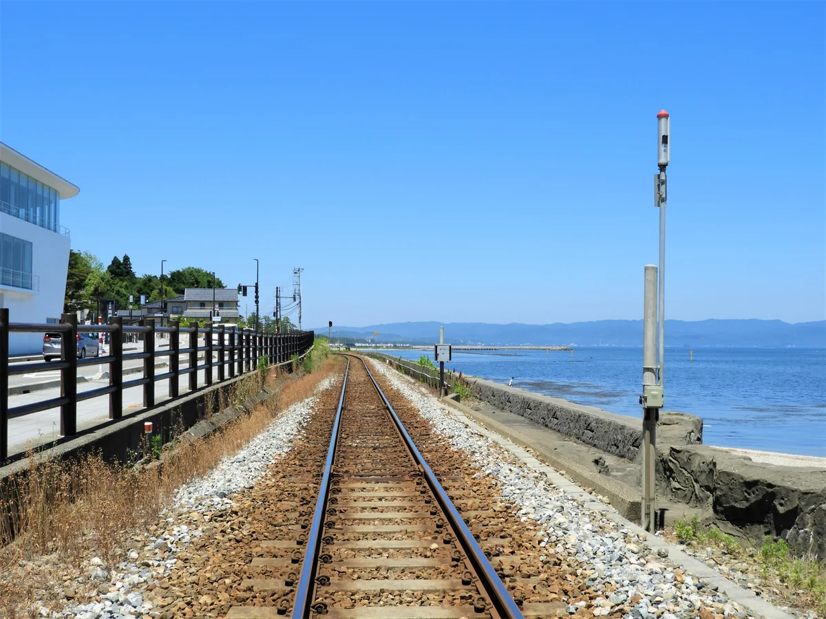 海沿いを走る鉄道のイメージ（岩井海水浴場周辺の現地写真ではありません）
