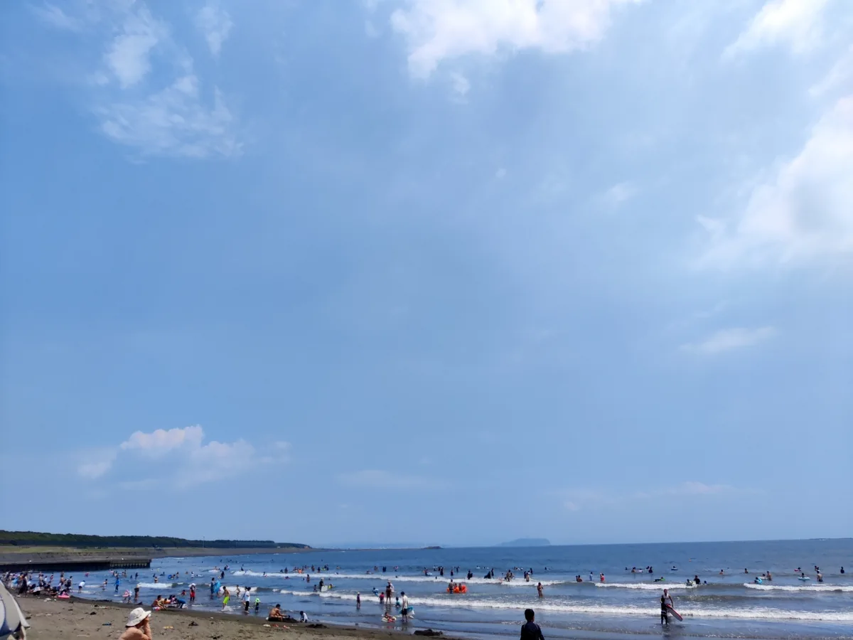 夏の海水浴場がにぎわうイメージ（由比ガ浜海水浴場の現地写真ではありません）