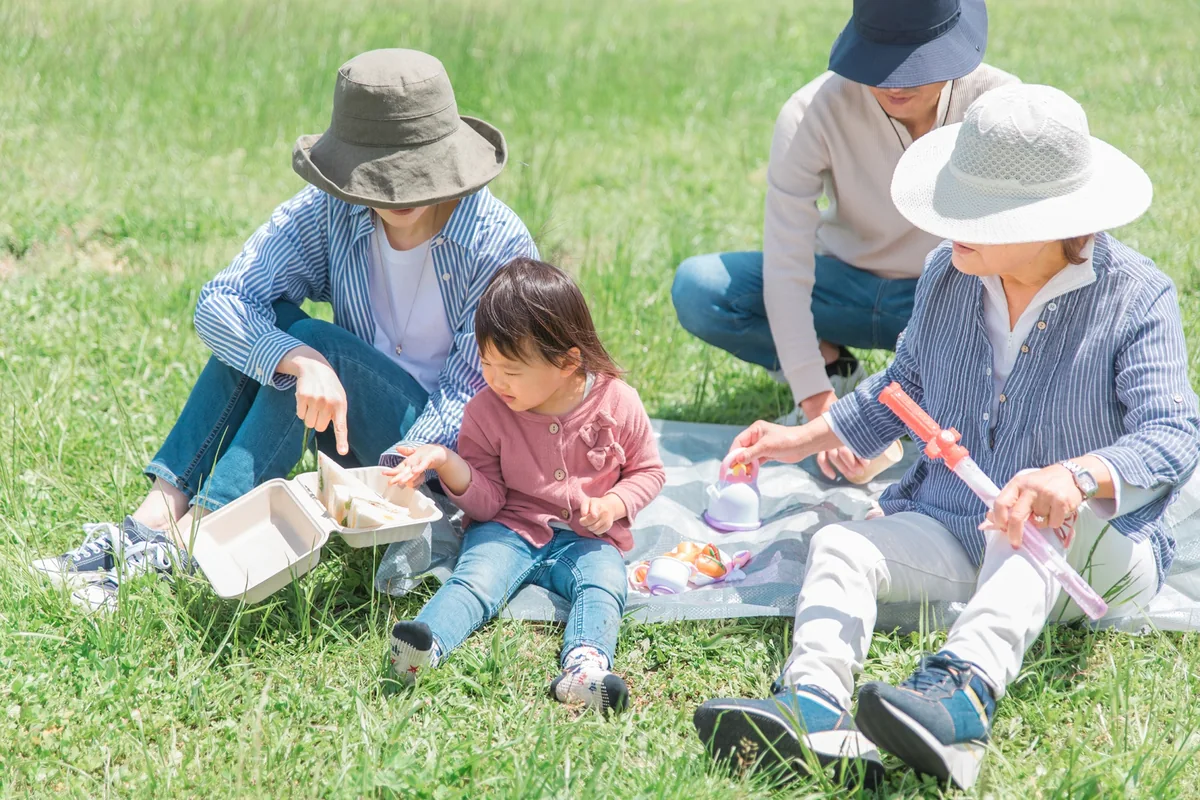 屋外で過ごす三世代家族のイメージ