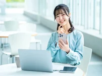 スマートフォンを使って手続きを進める女性