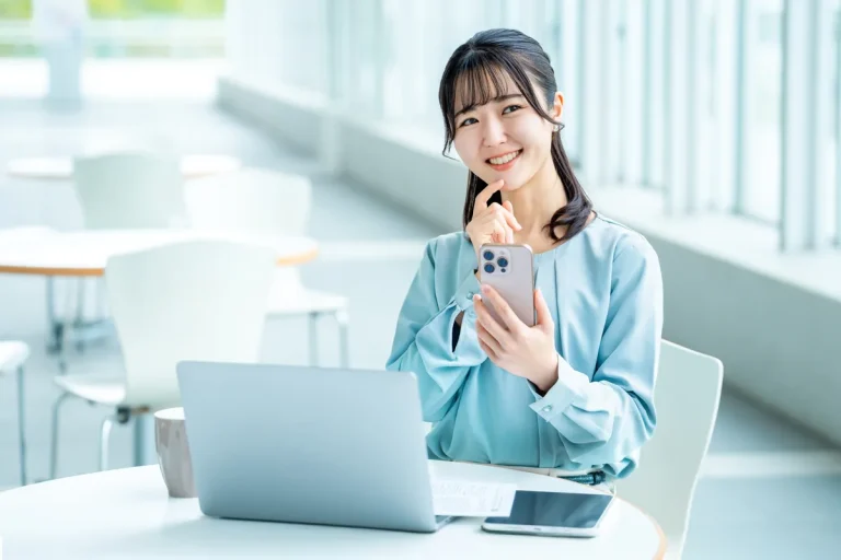 スマートフォンを使って手続きを進める女性