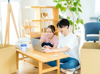 引っ越しの準備を進める若い夫婦