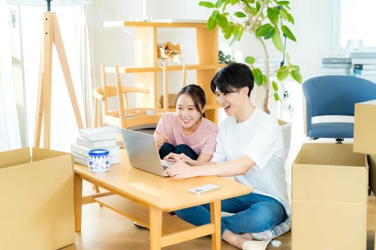 引っ越しの準備を進める若い夫婦
