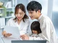 行政手続きの書類を一緒に確認する家族