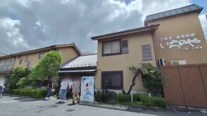 開店直後に川越いちのや本店の玄関へ入っていく来店客