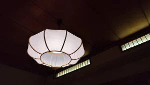 川越いちのや本店2階の和紙の照明と木の天井
