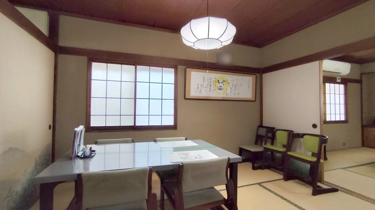 川越いちのや本店2階の畳に置かれたテーブルと椅子