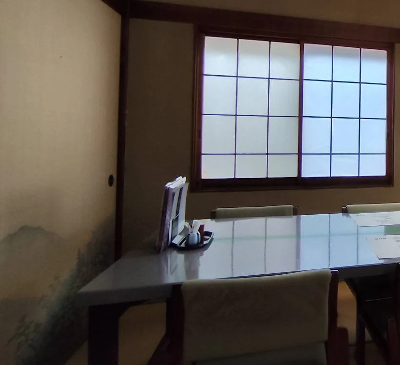 川越いちのや本店2階の畳に置かれたテーブルと椅子