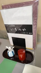 川越いちのや本店の卓上に置かれた山椒と爪楊枝