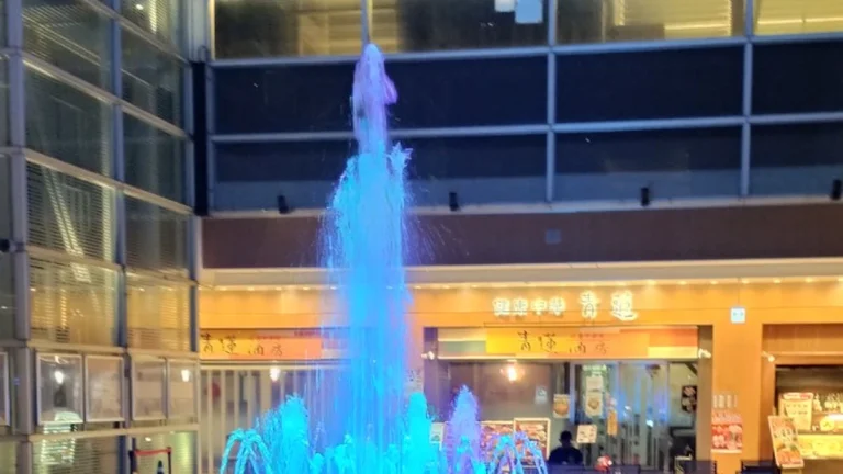 けやきひろば1階プラザで青くライトアップされた夜の噴水