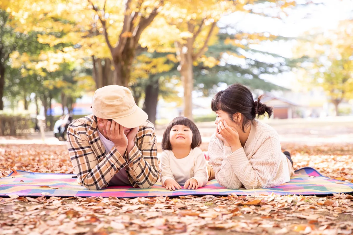 秋の公園で過ごす家族のイメージ
