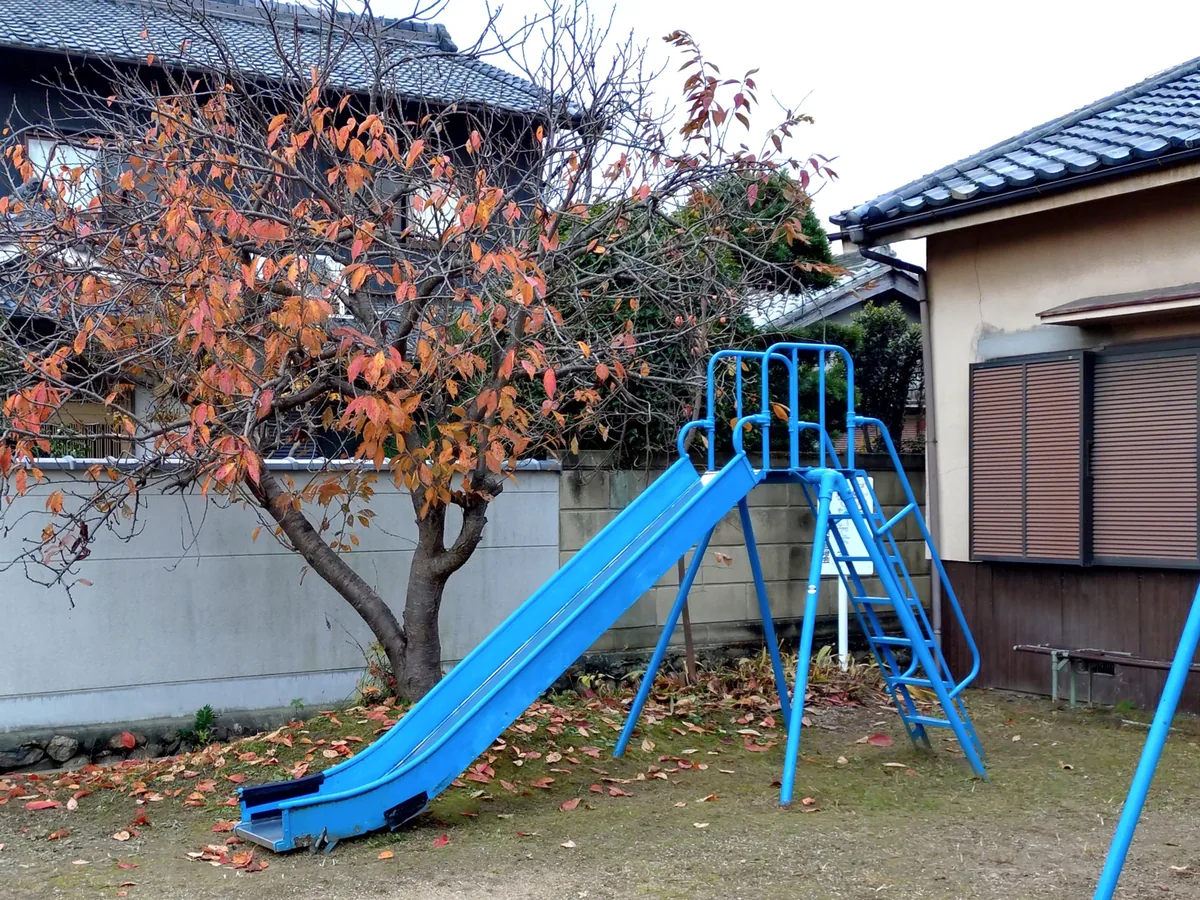 紅葉した公園の遊具で遊ぶ子どものイメージ