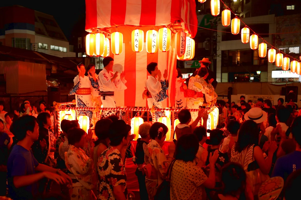 盆踊り会場に集まる人々のイメージ