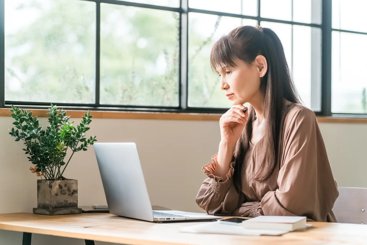 カフェでノートパソコンを使う人のイメージ