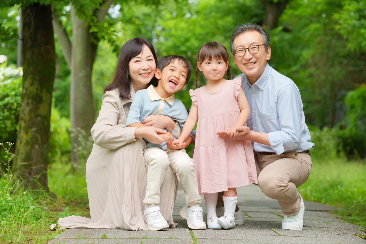 祖父母と孫が公園で過ごすイメージ