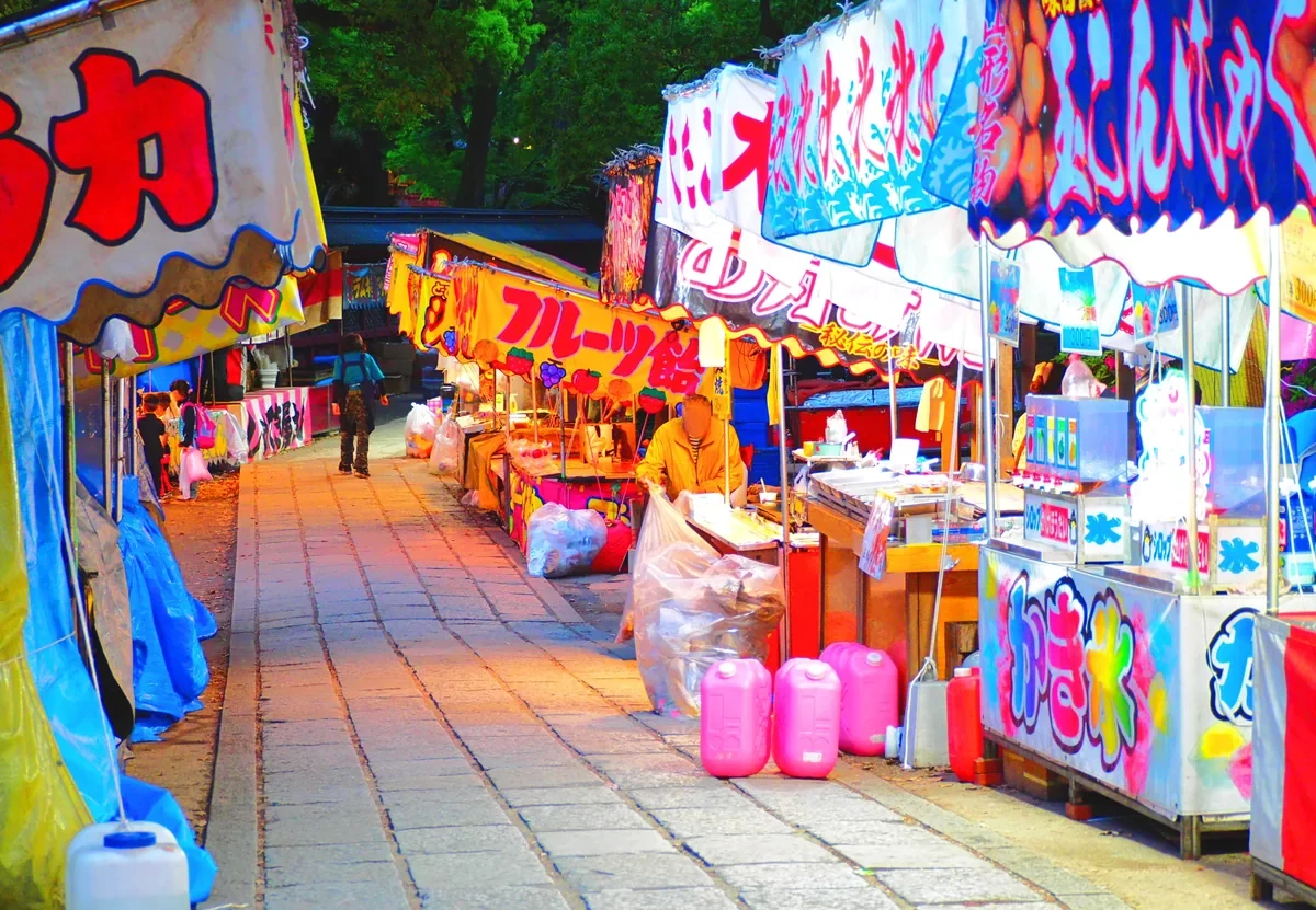 祭り会場に並ぶ屋台と露店のイメージ