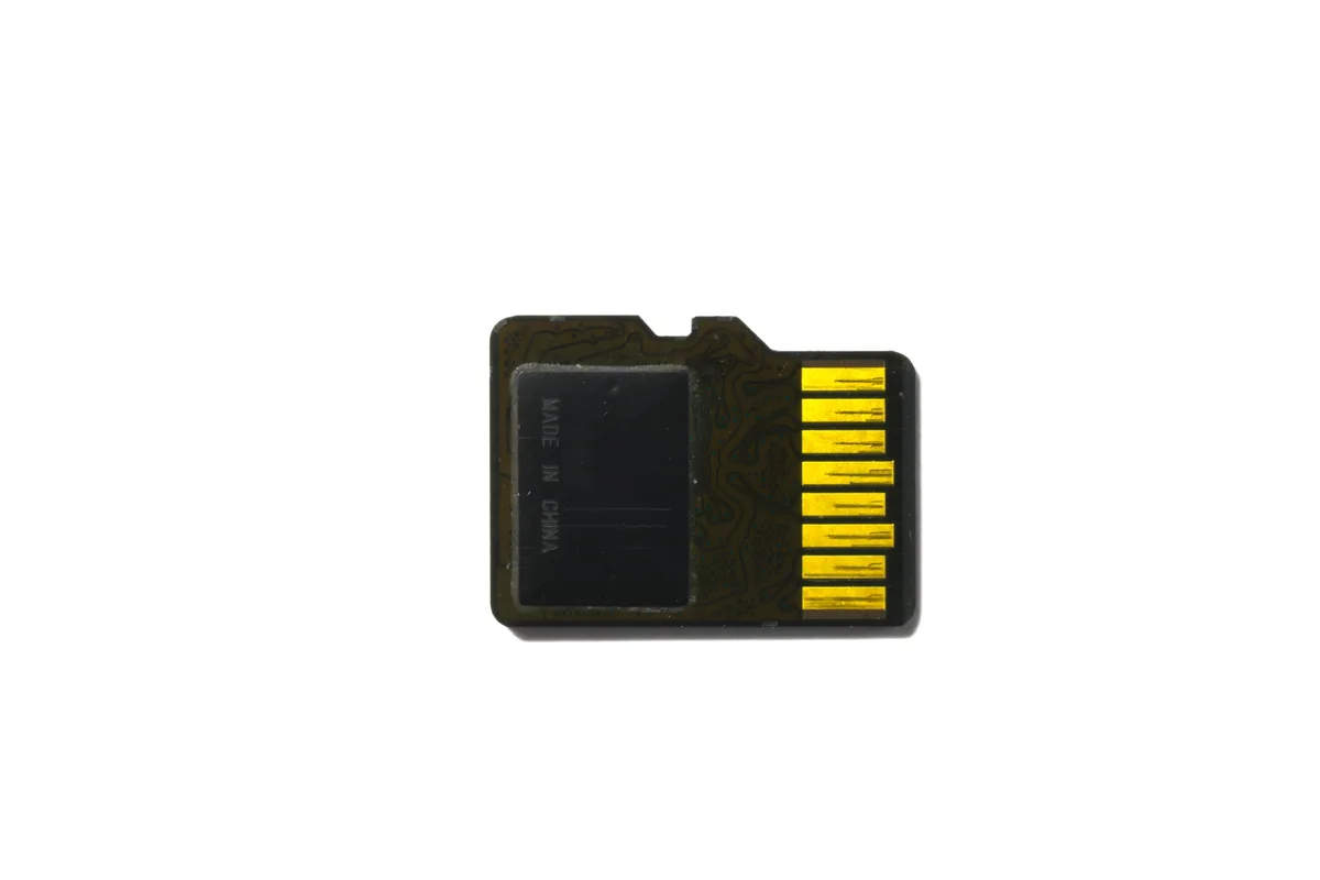 白い背景に置いたmicroSDカード