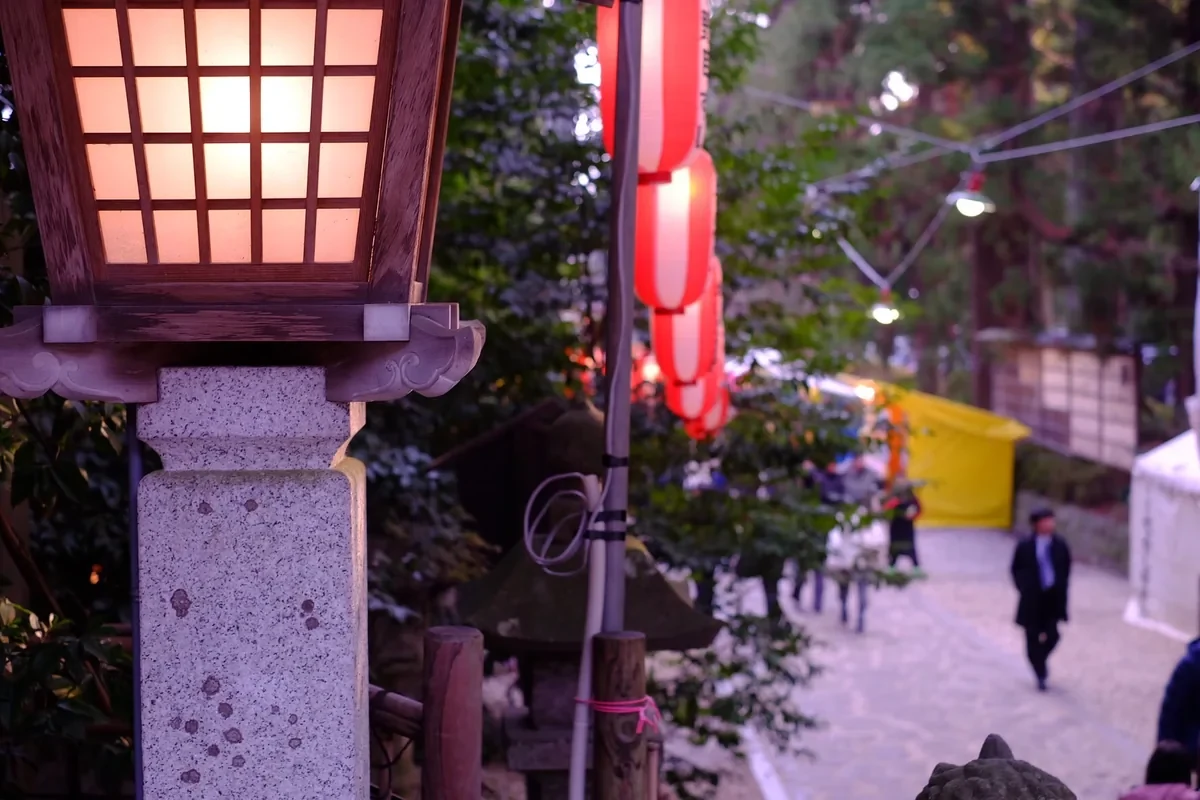 一般的な神社の参道と参拝者のイメージ