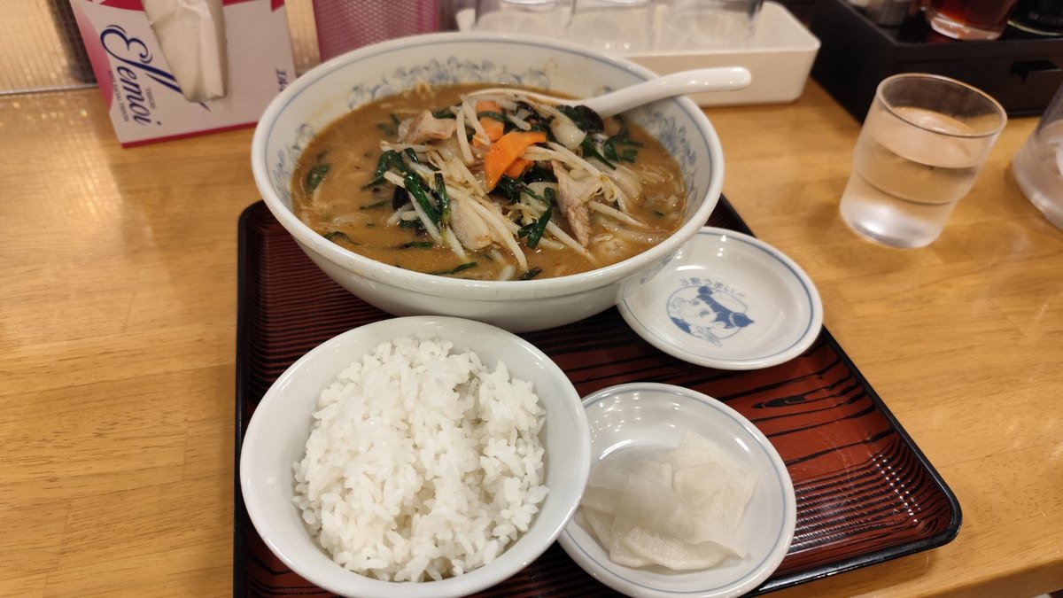 餃子の満洲のラーメンとごはん