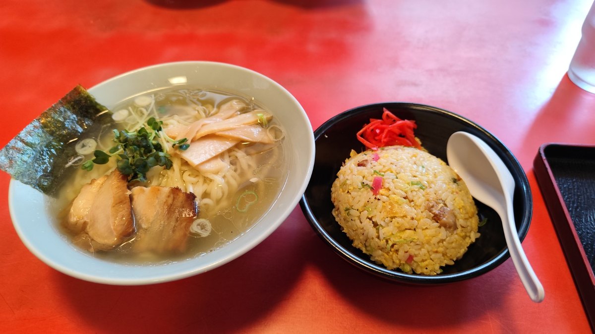 チャーシューとメンマ、海苔がのったラーメンとチャーハン