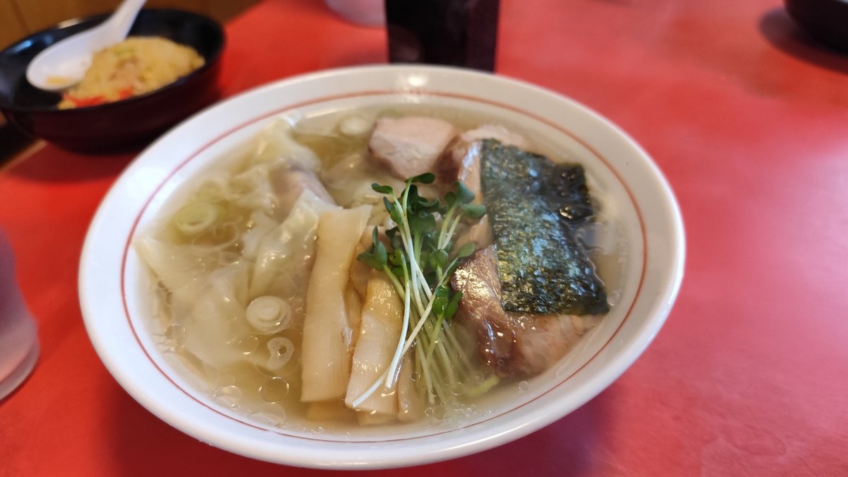 透き通ったスープのワンタンのラーメンのアップ