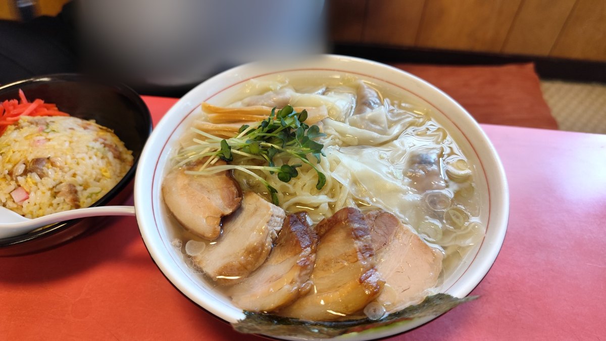 チャーシューが並んだワンタンのラーメンとチャーハン
