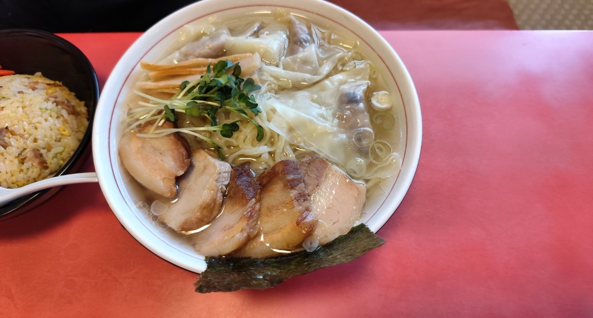 ワンタンとチャーシューがのったラーメンとチャーハン