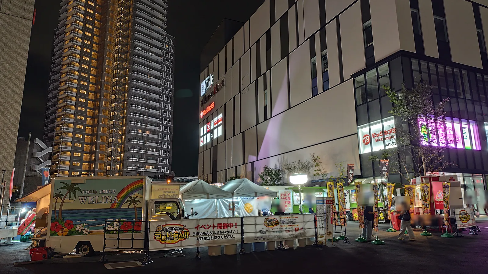 浦和駅西口駅前広場のキッチンカーうまいもん!!選手権会場と浦和カルエ
